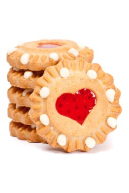 Beyaz arka plan üzerinde izole şenlikli kalp kurabiye