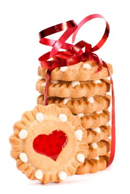 Beyaz arka plan üzerinde izole şenlikli kalp kurabiye