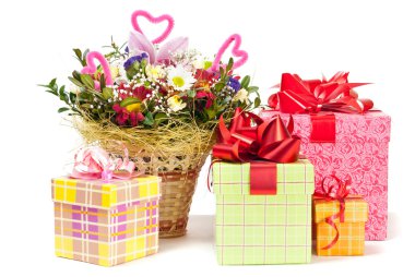 güzel buket sepet ve beyaz bir bac üzerinde hediye kutuları