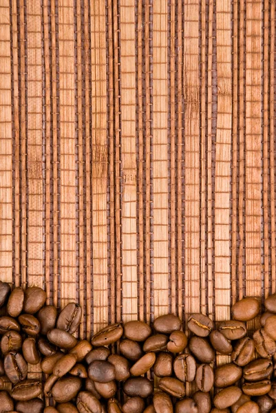 Chicchi di caffè sullo sfondo di legno — Foto Stock