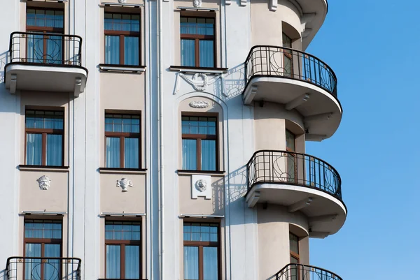 A fachada do prédio de apartamentos — Fotografia de Stock