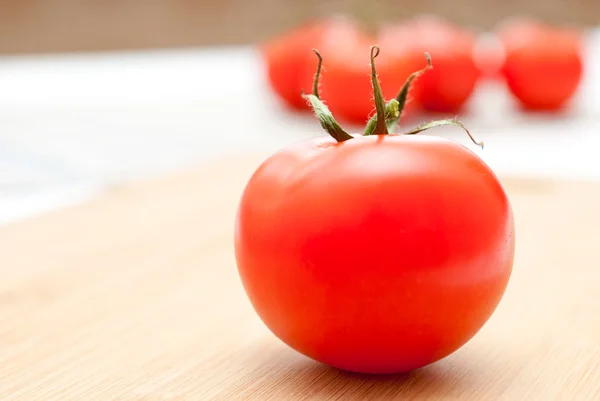 Fresh ripe tomatoes on an chopping board — Stock Photo, Image