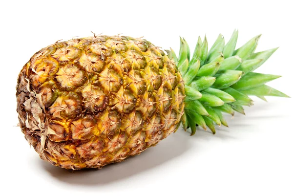 Ananas på en vit bakgrund — Stockfoto