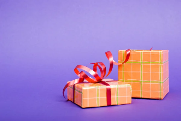 Caja de regalo naranja única con cinta roja sobre fondo azul . —  Fotos de Stock