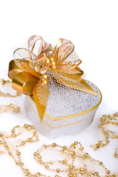 De doos van de gift van Kerstmis zilveren hart met gouden lint in sneeuw op een — Stockfoto