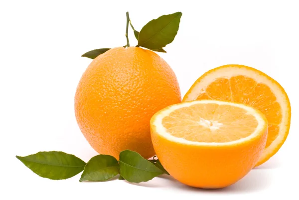 成熟的橙子，叶子被白色的背景隔开 — 图库照片