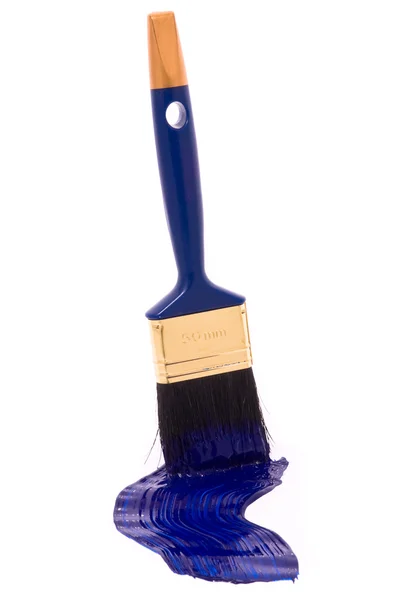 Brosse avec peinture bleue sur le fond blanc — Photo