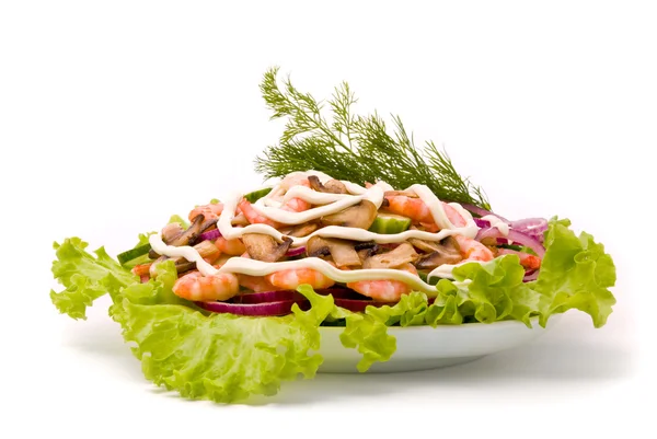 Salat aus Garnelen mit Feldpilzen, Äpfeln und Gurken. — Stockfoto
