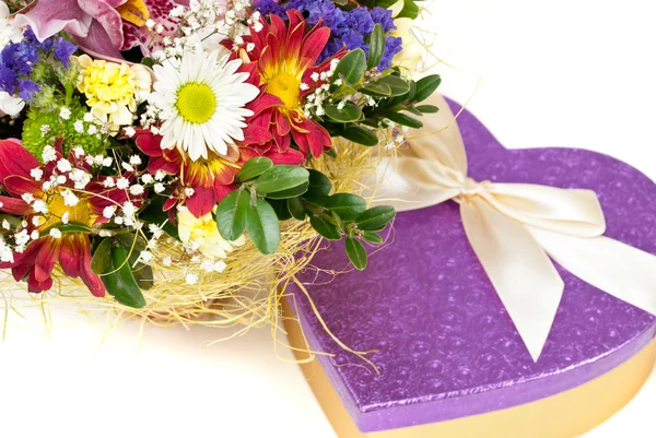 白い背景の上壮大な花束と心のプレゼント ボックス — ストック写真