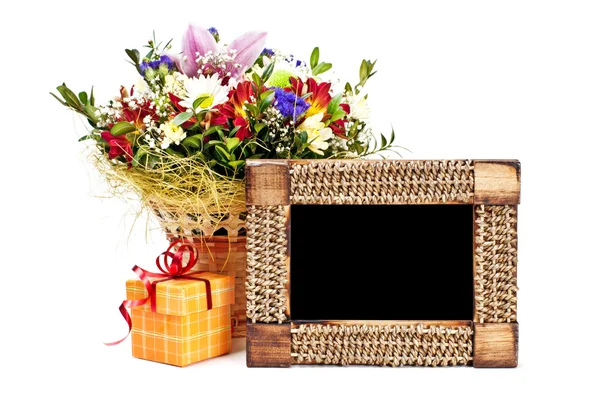 Caixa de presente e moldura de madeira com flores no backgrou branco — Fotografia de Stock