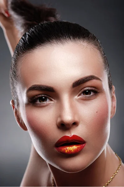 Portrait of beautiful woman model with professional makeup — Stock Photo, Image