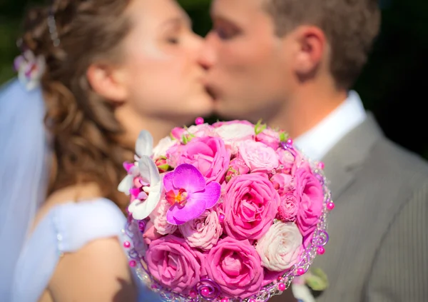 El ramo de bodas con novia y novio en el fondo Imagen de stock