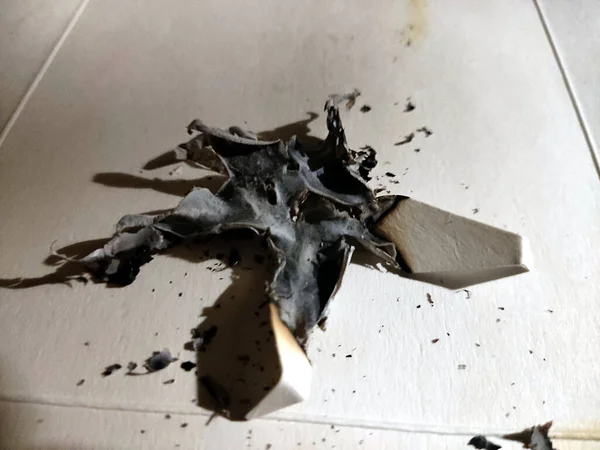 Yanmış kağıt yıldızı