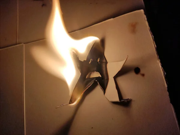 Kağıt yıldızı yanıyor