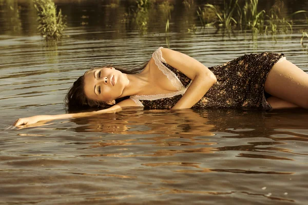 Junge und schöne sexy Mädchen im Fluss. — Stockfoto