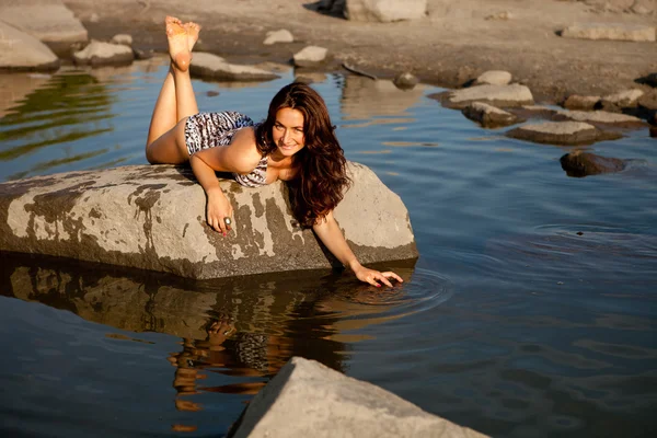 Молода і красива сексуальна дівчина в річці . — стокове фото