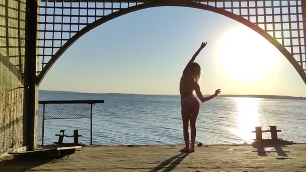 Linda Menina Loira Dança Praia Perto Estágio Desembarque — Vídeo de Stock