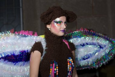 NOVOSIBIRSK, RUSSIA -22 Eylül 2011: Uluslararası Interra 2011 forumunun açılışı onuruna düzenlenen karnaval. Modellik yapan kızlar karnaval ucubeleri gibi dans ederler..