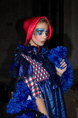 NOVOSIBIRSK, RUSSIA -22 Eylül 2011: Uluslararası Interra 2011 forumunun açılışı onuruna düzenlenen karnaval. Modellik yapan kızlar karnaval ucubeleri gibi dans ederler..