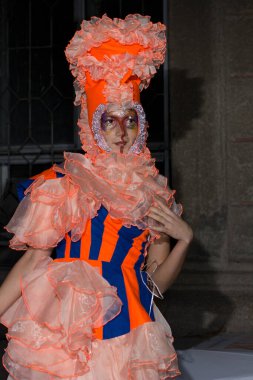 NOVOSIBIRSK, RUSSIA -22 Eylül 2011: Uluslararası Interra 2011 forumunun açılışı onuruna düzenlenen karnaval. Modellik yapan kızlar karnaval ucubeleri gibi dans ederler..