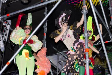 NOVOSIBIRSK, RUSSIA -22 Eylül 2011: Uluslararası Interra 2011 forumunun açılışı onuruna düzenlenen karnaval. Modellik yapan kızlar karnaval ucubeleri gibi dans ederler..