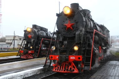 RUSKEALA PARK, KARELIA, RUSSIA - 04 Kasım 2021: Karelia 'daki Retro Steam Train. Turistleri ve şehir sakinlerini Ruskeala 'daki bir dağ parkına naklediyor..