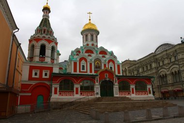 MOSCOW, RUSSIA - 06 Kasım 2021: Kızıl Meydan 'da yürümek - Rusya' da ünlü bir yer. Kremlin Dış görünüş ve mimari.