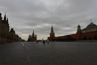 MOSCOW, RUSSIA - 06 Kasım 2021: Kızıl Meydan 'da yürümek - Rusya' da ünlü bir yer. Kremlin Dış görünüş ve mimari.