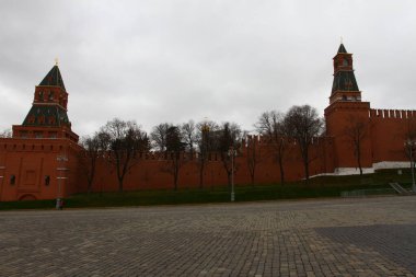 MOSCOW, RUSSIA - 06 Kasım 2021: Kızıl Meydan 'da yürümek - Rusya' da ünlü bir yer. Kremlin Dış görünüş ve mimari.