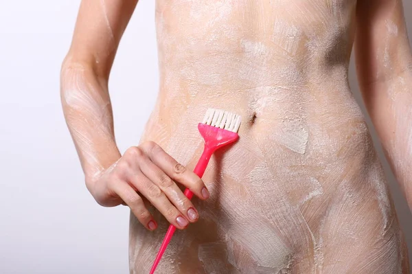 Kadın vücudunda beyaz kil maske. Spa konsepti.