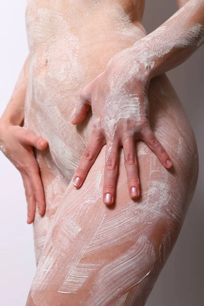 Kadın vücudunda beyaz kil maske. Spa konsepti.