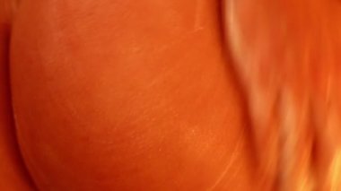 Güzel kız banyoda ince vücut sabunları kullanıyor. Mumlar yanıyor. Hareket bulanıklığı. Düşük keskinlik derinliği