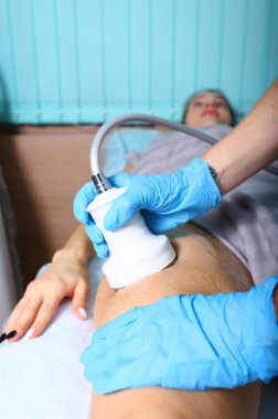 Donanım masajı prosedürü. Bu masaj tekniği vücudu ve yüzü düzeltmek için kullanılan metabolizmayı ve mikro dolaşımı uyarır..