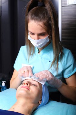 Donanım masajı prosedürü. Bu masaj tekniği vücudu ve yüzü düzeltmek için kullanılan metabolizmayı ve mikro dolaşımı uyarır..