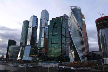 MOSCOW-CITY, MOSCOW, RUSSI- 6 NOWEMBER 2021: Moskova Uluslararası İş Merkezi 'nin Mimari, Detayları ve Görünümü - Rusya' nın başkenti Moskova 'daki ticari kalkınma.  