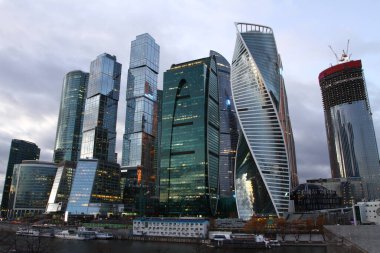 MOSCOW-CITY, MOSCOW, RUSSI- 6 NOWEMBER 2021: Moskova Uluslararası İş Merkezi 'nin Mimari, Detayları ve Görünümü - Rusya' nın başkenti Moskova 'daki ticari kalkınma.  