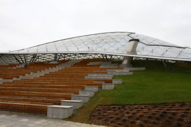 MOSCOW, Rusya - 06 Kasım 2021 Zaryadye Parkı. Moskova 'daki ilk yeni park. Moskova 'da Kızıl Meydan' ın bitişiğindeki peyzaj kent parkı. 