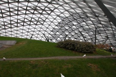 MOSCOW, Rusya - 06 Kasım 2021 Zaryadye Parkı. Moskova 'daki ilk yeni park. Moskova 'da Kızıl Meydan' ın bitişiğindeki peyzaj kent parkı. 
