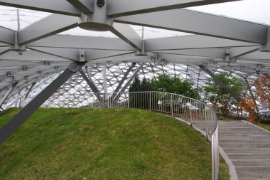 MOSCOW, Rusya - 06 Kasım 2021 Zaryadye Parkı. Moskova 'daki ilk yeni park. Moskova 'da Kızıl Meydan' ın bitişiğindeki peyzaj kent parkı. 