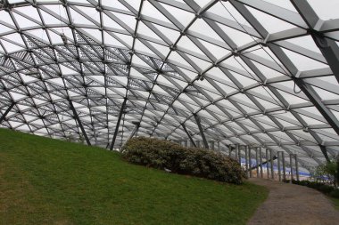 MOSCOW, Rusya - 06 Kasım 2021 Zaryadye Parkı. Moskova 'daki ilk yeni park. Moskova 'da Kızıl Meydan' ın bitişiğindeki peyzaj kent parkı. 