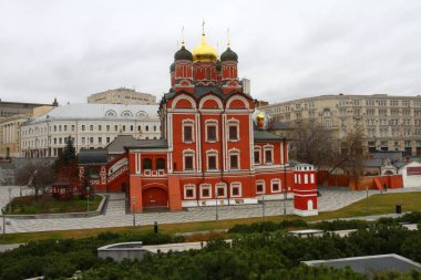 MOSCOW, Rusya - 06 Kasım 2021 Zaryadye Parkı. Moskova 'daki ilk yeni park. Moskova 'da Kızıl Meydan' ın bitişiğindeki peyzaj kent parkı. 