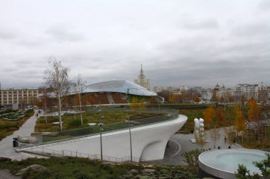 MOSCOW, Rusya - 06 Kasım 2021 Zaryadye Parkı. Moskova 'daki ilk yeni park. Moskova 'da Kızıl Meydan' ın bitişiğindeki peyzaj kent parkı. 