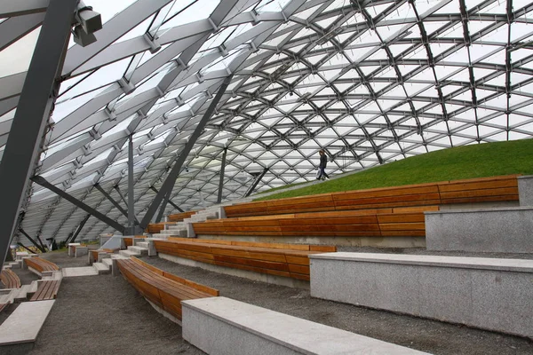MOSCOW, Rusya - 06 Kasım 2021 Zaryadye Parkı. Moskova 'daki ilk yeni park. Moskova 'da Kızıl Meydan' ın bitişiğindeki peyzaj kent parkı. 