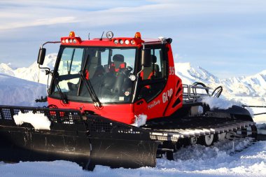 ROZA Zirvesi, SOCHI, RUSSIA -06 HAZİRAN 2022: Karla kaplı Roza zirvesi. Kayak merkezi Rosa Khutor 'da kayak ve snowboard yapan insanlar. 