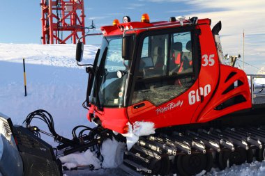 ROZA Zirvesi, SOCHI, RUSSIA -06 HAZİRAN 2022: Karla kaplı Roza zirvesi. Kayak merkezi Rosa Khutor 'da kayak ve snowboard yapan insanlar. 