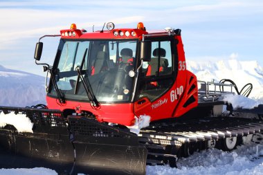 ROZA Zirvesi, SOCHI, RUSSIA -06 HAZİRAN 2022: Karla kaplı Roza zirvesi. Kayak merkezi Rosa Khutor 'da kayak ve snowboard yapan insanlar. 