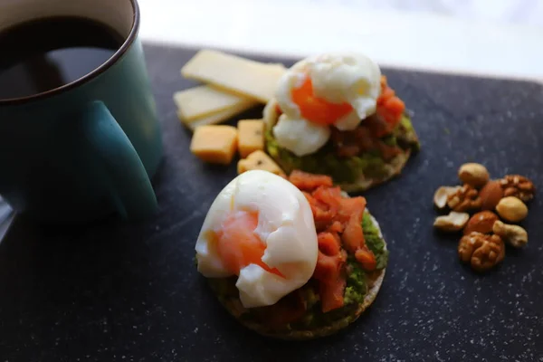 Desayuno Mañana Pan Arroz Con Aguacate Salmón — Foto de Stock