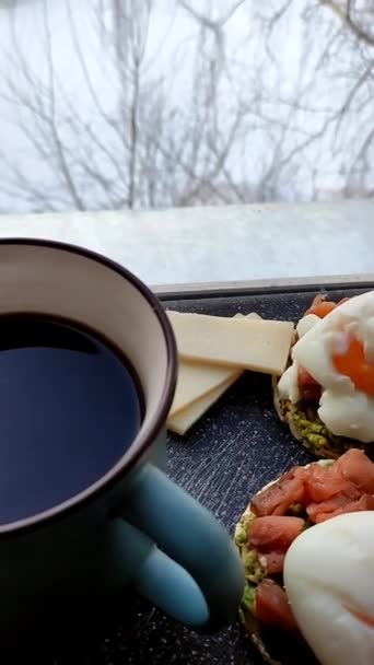早上的早餐带有鳄梨和鲑鱼的米粉 — 图库视频影像