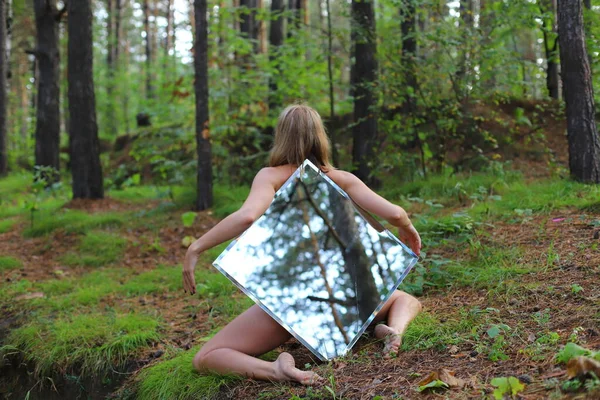 Portrait Mode Abstrait Fille Posant Avec Miroir — Photo