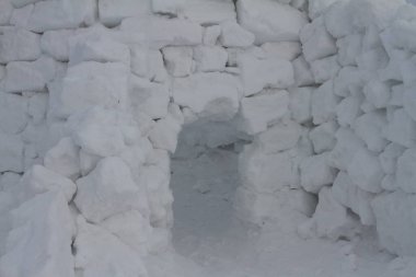 Beyaz kar zemininde buz eskimosu olan kış manzarası. 